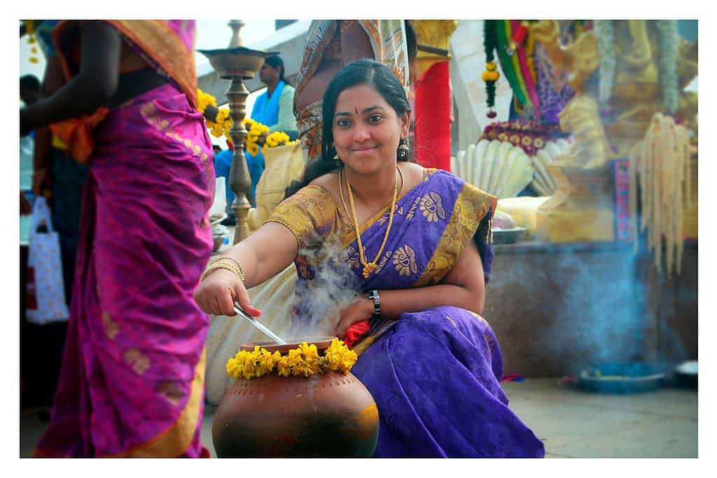 मकर संक्रांति का वैज्ञानिक और सांस्कृतिक महत्व - Tamilnadu Lady celebrating Pongal